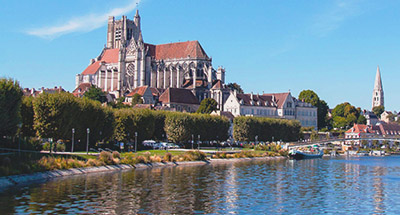 Iglesia en Auxerre con vistas al río