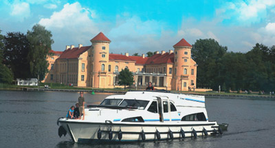 Castillo de Rheinsberg y un barco Le Boat