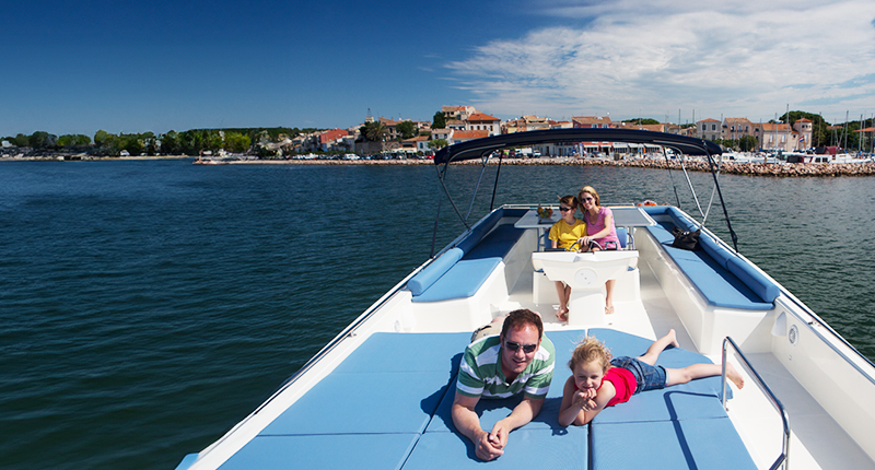 Familia en la cubierta de un barco