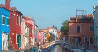 Casas coloridas a lo largo del canal en Venecia