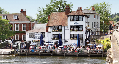 El pub Angle on The Bridge en Henley on Thames: la terraza a orillas del río frente al edificio blanco del pub.